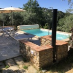 „Podere Mulino Vecchio“ mit beheizbarem Pool; d.h. von Ostern bis November warmes Wasser. Einmalig in der Toskana (siehe Drohnen-Video)! In der Zeit vom 20.7. – 3.8.2024 Sonderpreis auf Anfrage!